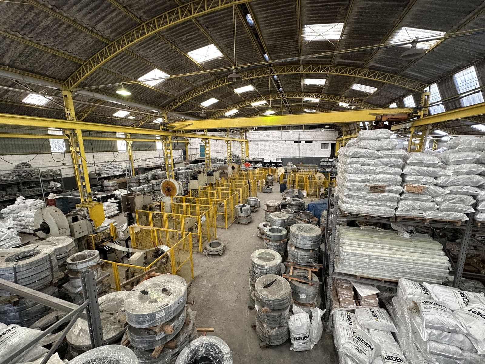Vista do galpão da fábrica da Aiédem em Mauá, com bobinas e produtos embalados