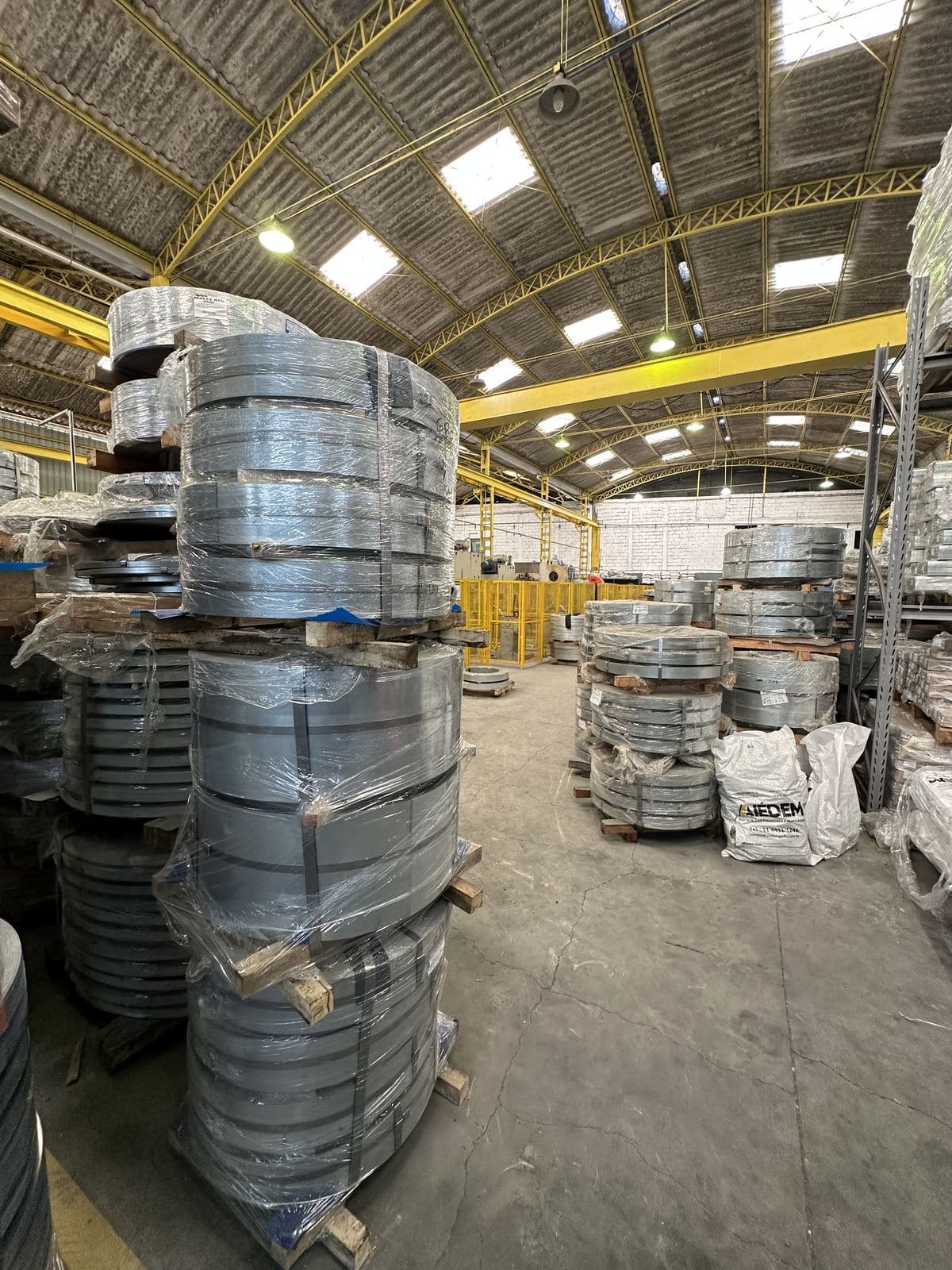 Bobinas de aço empilhadas no estoque da fábrica