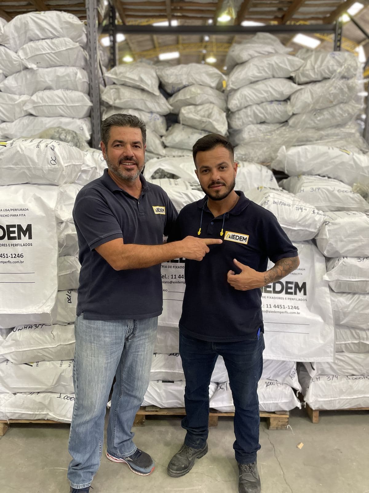 Dois integrantes da equipe da Aiédem no estoque de produtos embalados